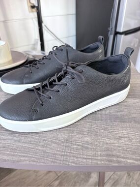 Women’s ECCO size 10 Black Leather Low-Top Sneakers with White Sole